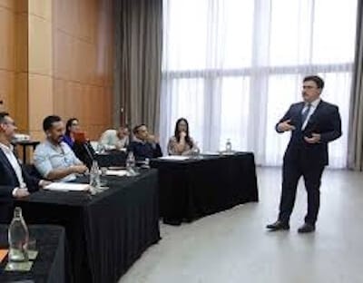 Fernando Miralles hablando en público.